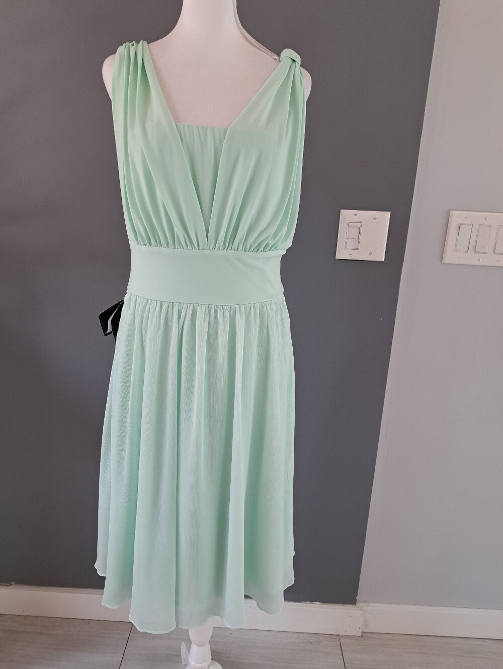 NWT WHBM Mint Green Sleeveless V-Neck Chiffon Midi Convertible Plèated Dress